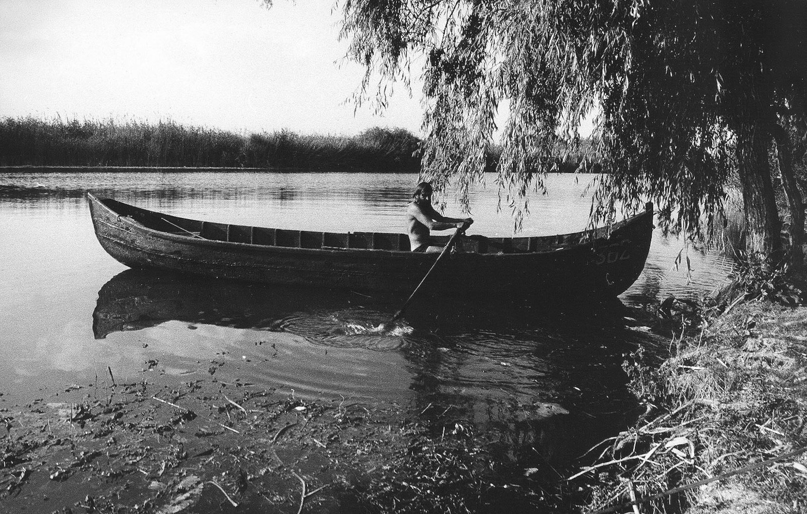 Nevrlý na loďce rumunských Lipovanů v jednom z ramen Dunajské delty, léto 1984. Foto archiv M. Nevrlého